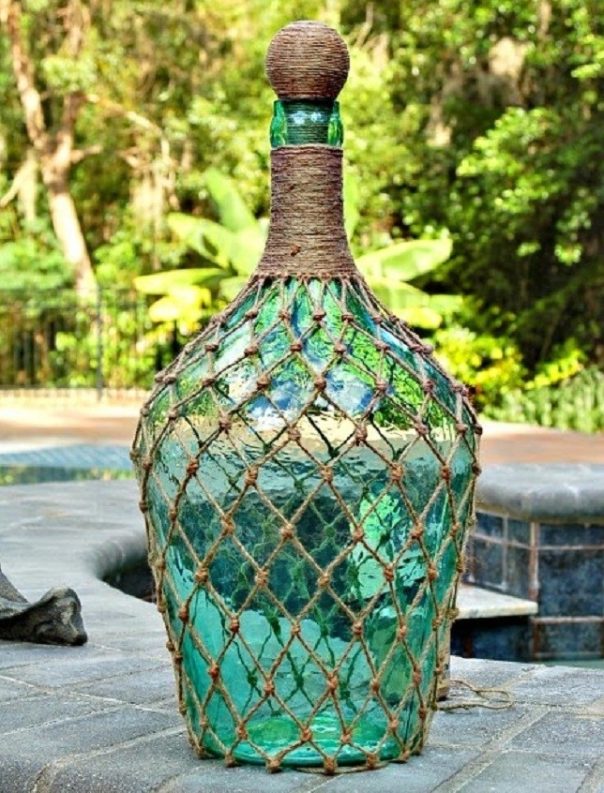 Очень красивый декор стеклянной бутылки джутовым шпагатом